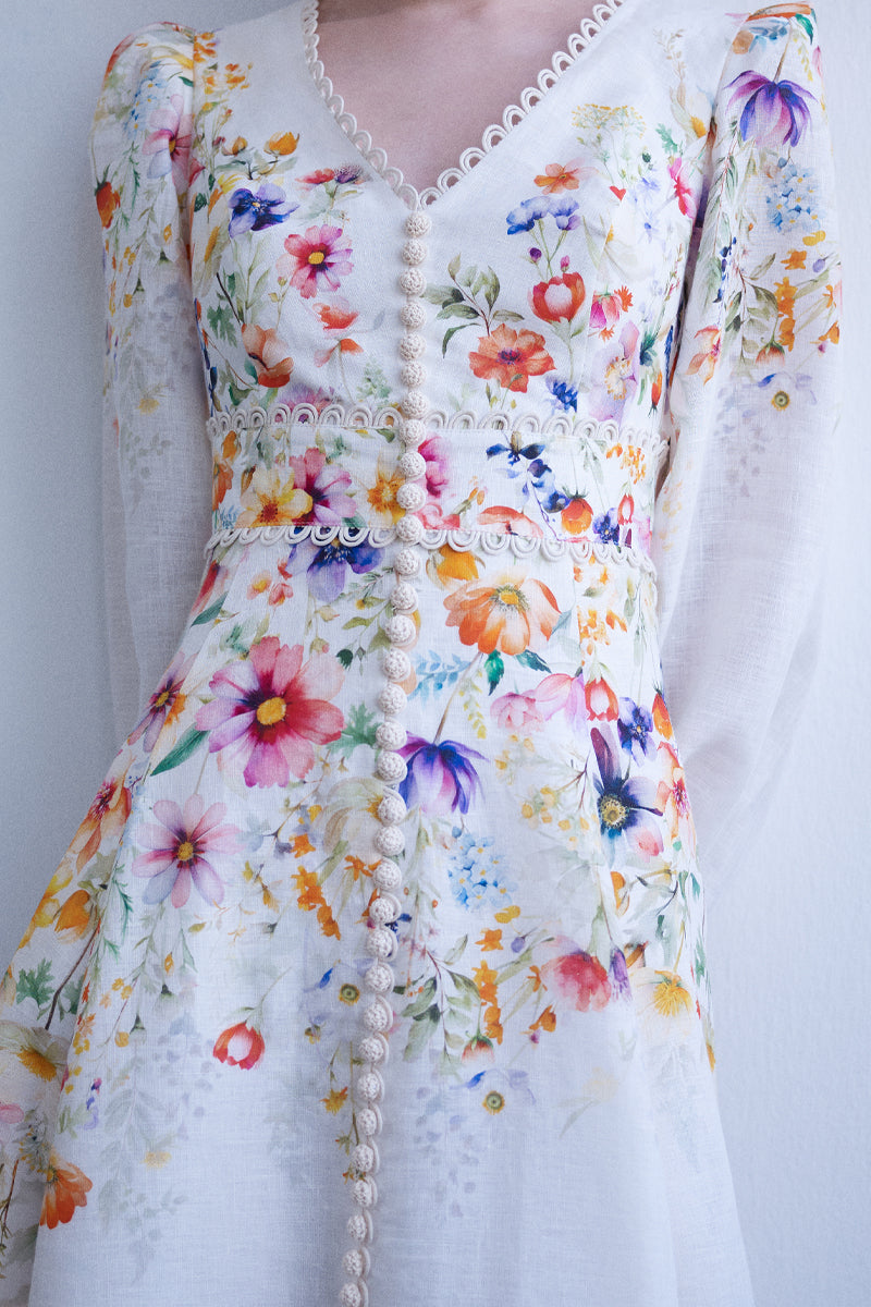 AISA Botanica maxi dress with floral print, flowing fabric and sleeveless design, perfect for summer and casual occasions.