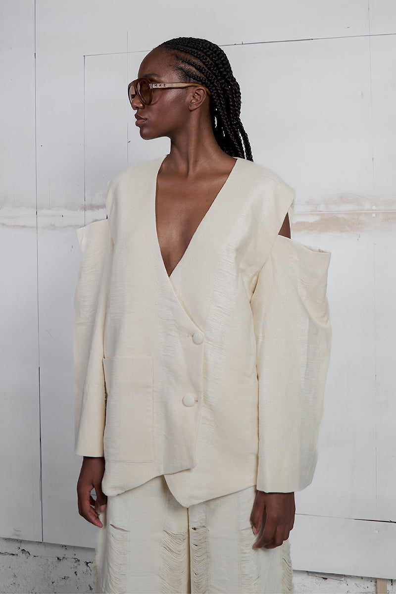 Maz Manuela Álvarez ivory bridge weave blazer suit displayed on a model showcasing tailored fit and elegant design.