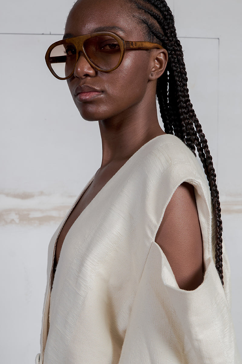 Maz Manuela Álvarez ivory bridge weave blazer suit, tailored fit with structured lapels, shown on a model.