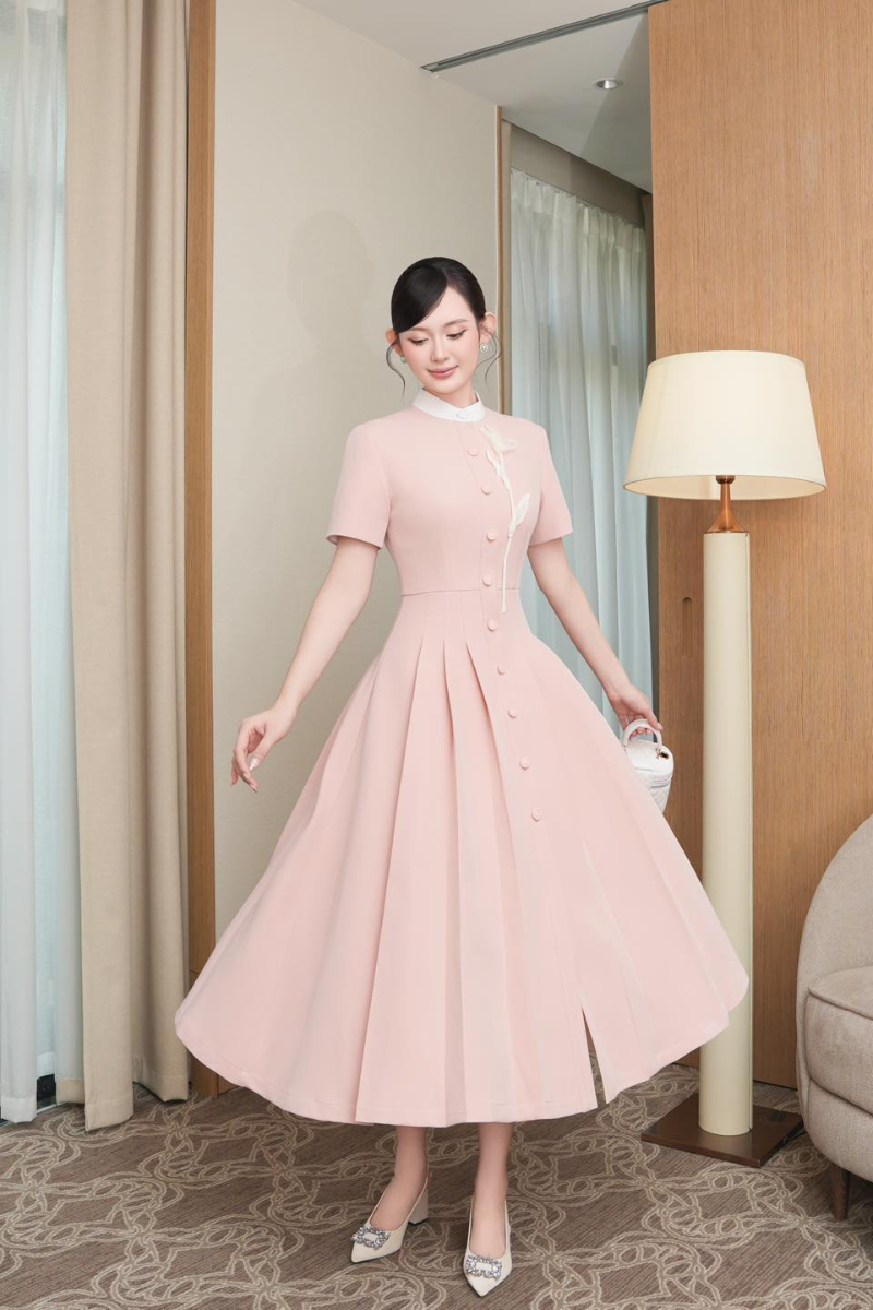 White Plan cascara midi dress featuring a flowing silhouette and elegant design, perfect for stylish, casual occasions.