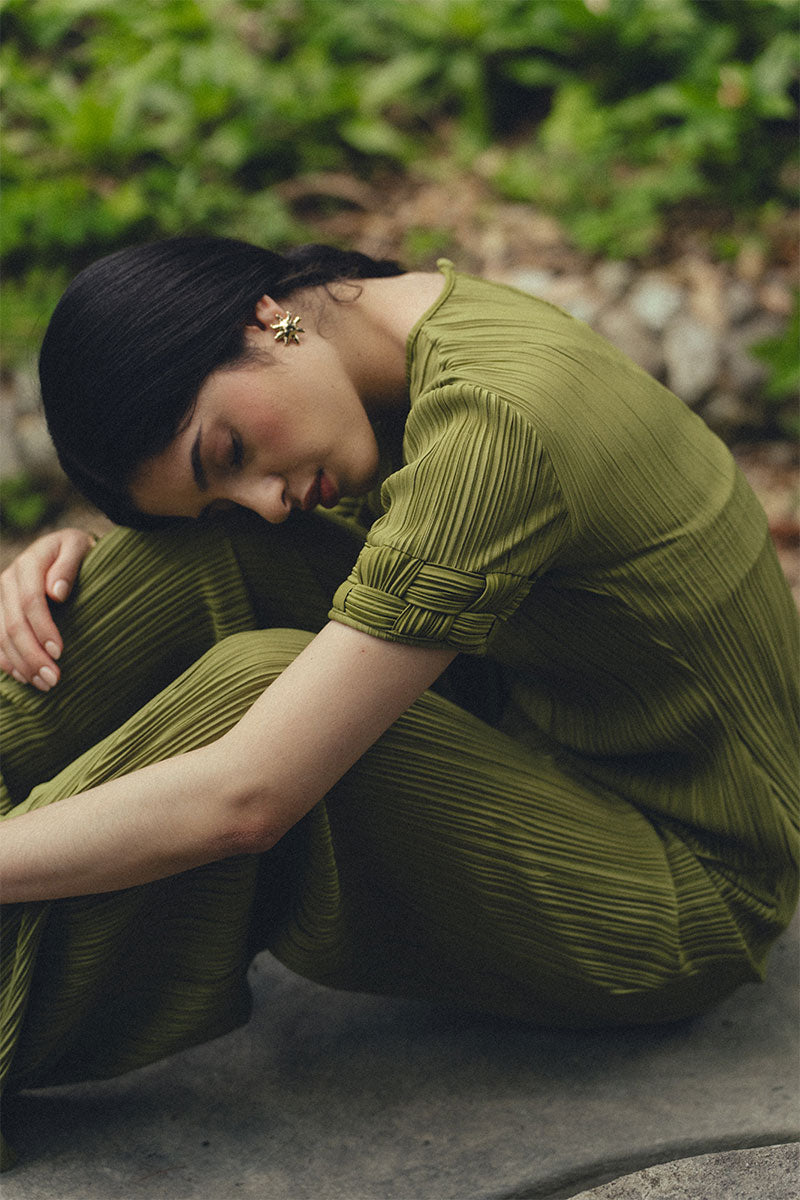 Maylé Vásquez SABIA TOP, a stylish women's blouse with a relaxed fit, featuring vibrant colors and elegant design details.
