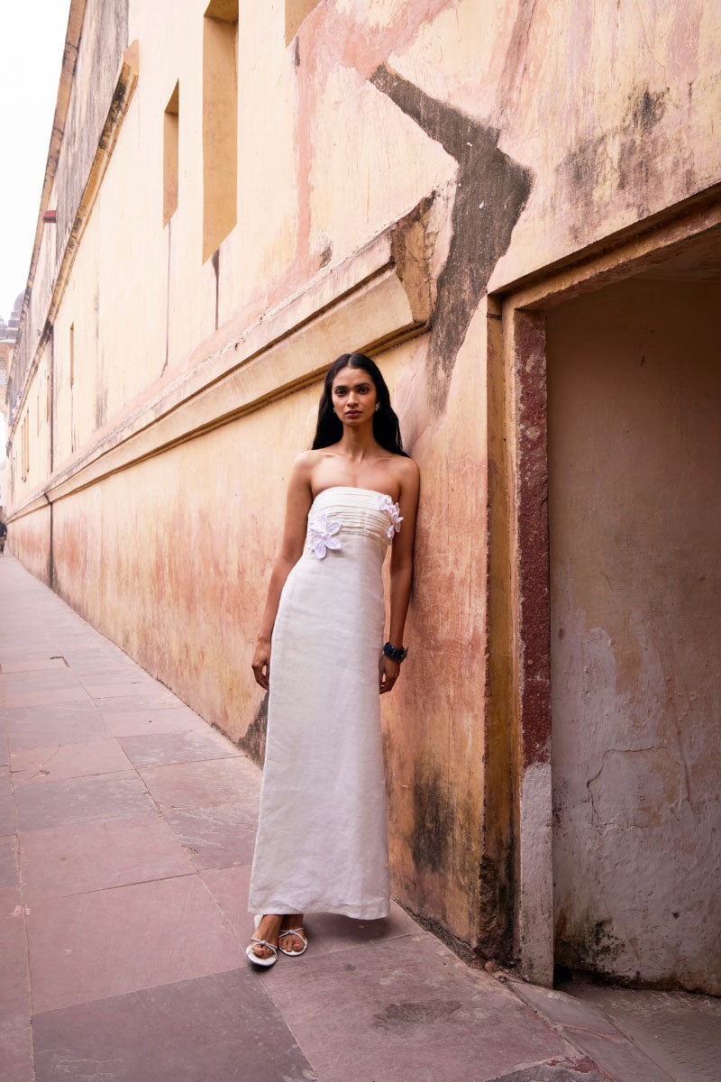 White Summer Away COMO maxi dress displayed on a mannequin, featuring a flowy fabric and elegant design for summer wear.
