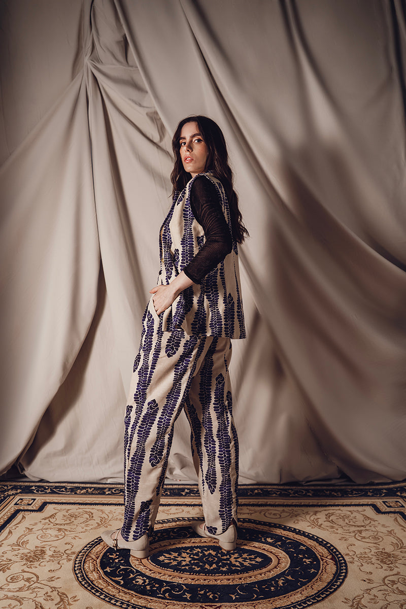DUMA&CO RIEL waistcoat vest in a stylish design, displayed on a hanger with detailed stitching and fabric texture.
