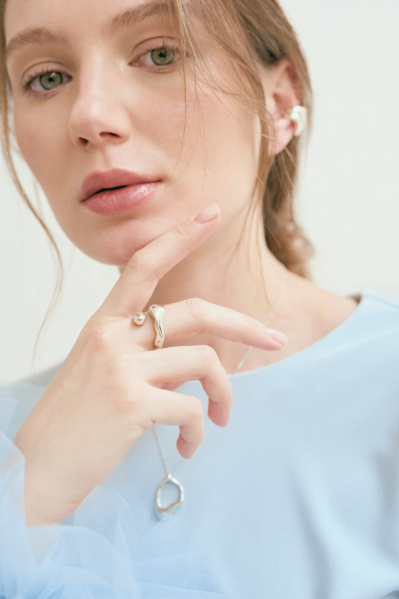 Silver CICLO ring by Eugenia Ospina featuring a sleek, minimalist design and smooth band, displayed on a neutral background.
