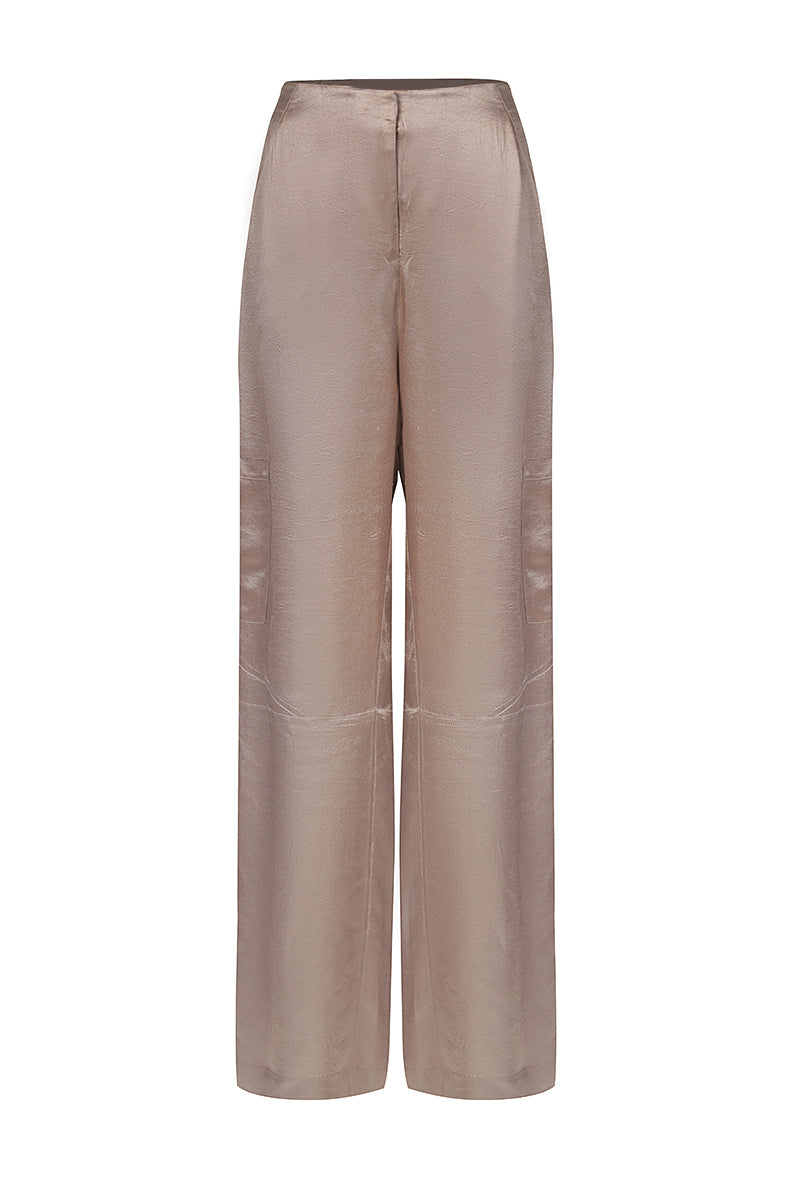URA Marie trousers in champagne color, stylish women's pants with tailored fit, shown on a model.