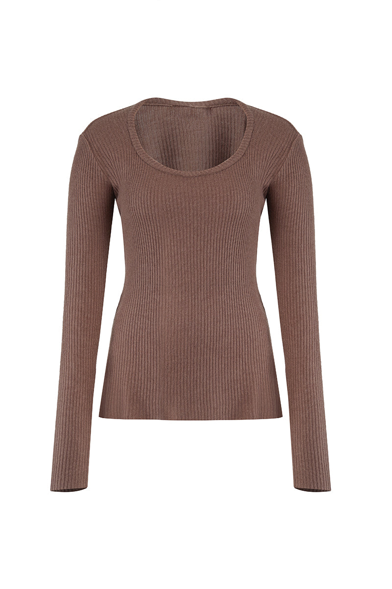 URA ODA top in brown, stylish women's blouse with long sleeves and a relaxed fit, shown on a model.