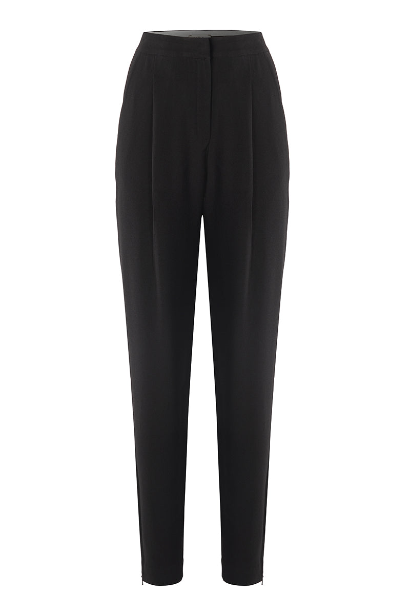 Black URA KIA pants with a relaxed fit, featuring a modern design and comfortable fabric, shown on a model.