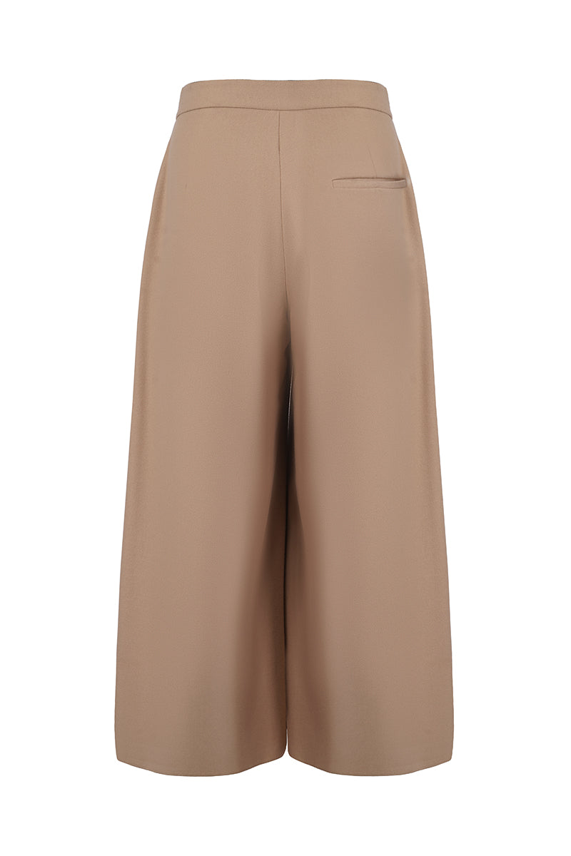 URA EIRA trousers, stylish pants with a tailored fit, featuring a sleek design and classic detailing, ideal for casual or office wear.