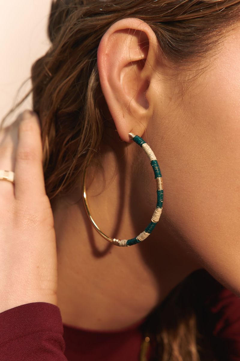 أقراط حلقية كبيرة من كلارت باللون الأخضر الغابي والأبيض