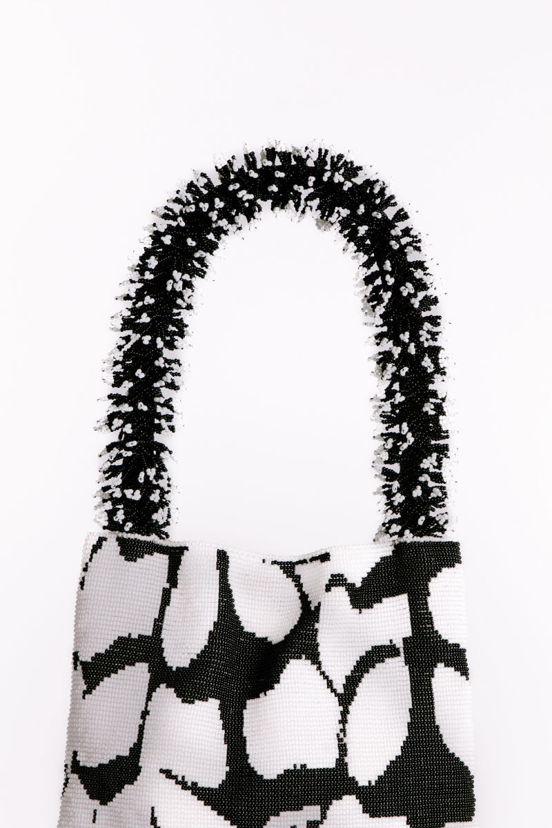 Close-up of SAC DE SOUL Clash of Prints black and white shoulder bag with bold, contrasting graphic design.