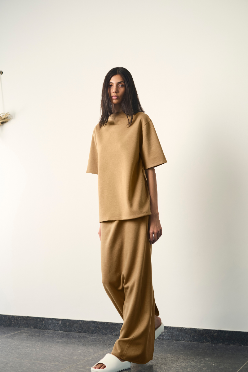 URA HIS T-shirt in sand, a casual men's top with a comfortable fit and soft fabric, showcased in a neutral sand color.