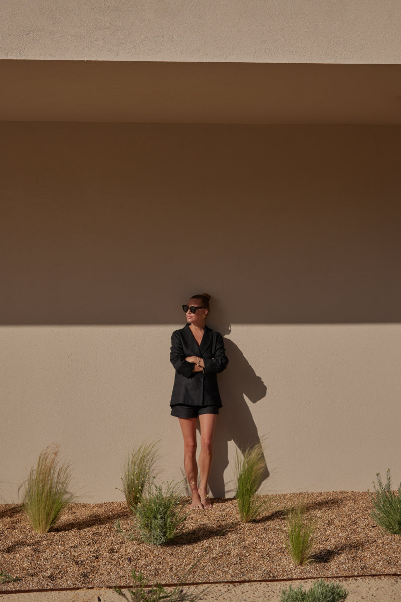 CASSIE BLACK LINEN ROLLED SHORTS - CULT MIA