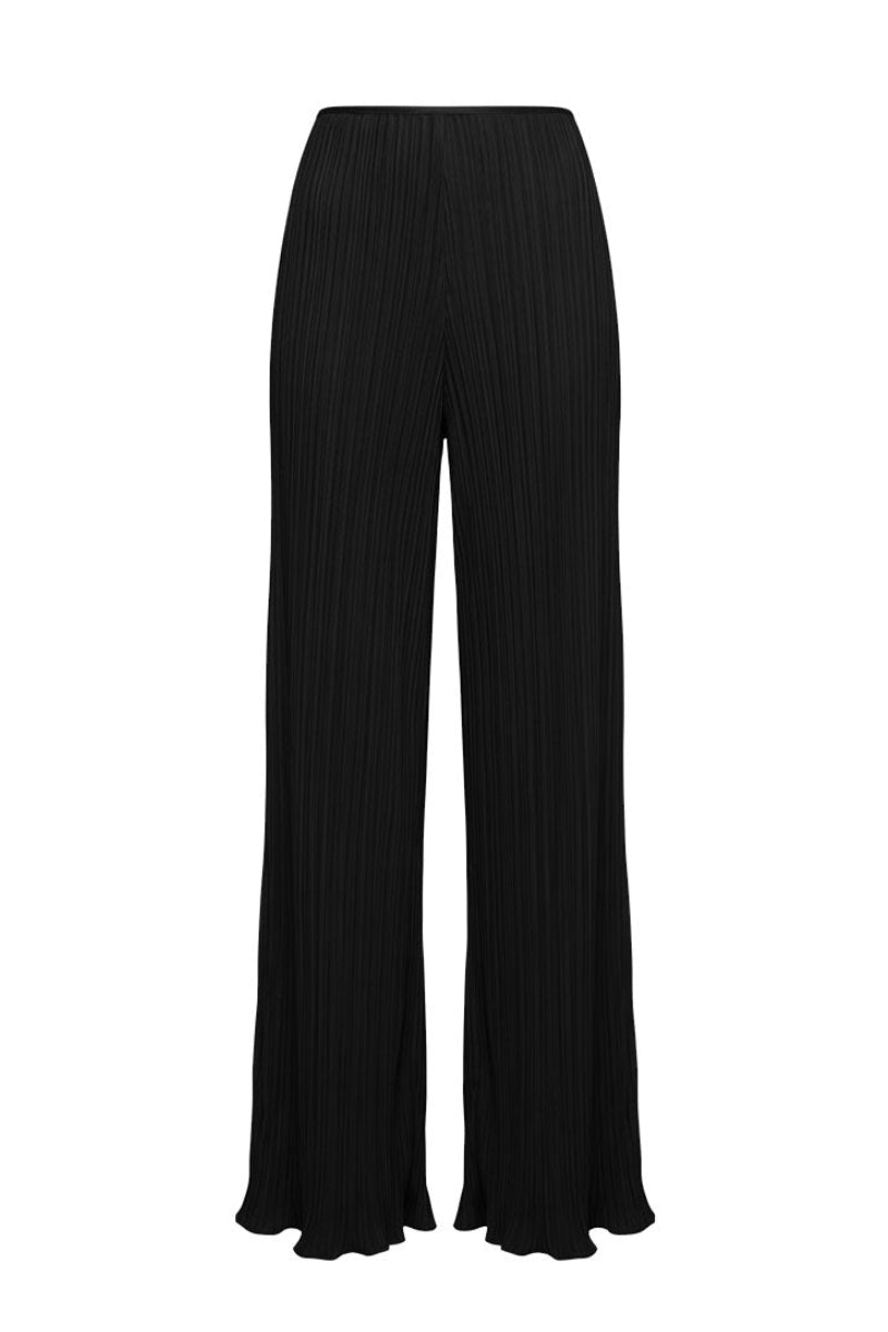 Black wide-leg pants by Maylé Vásquez, featuring a relaxed fit and stylish design, shown on a model.