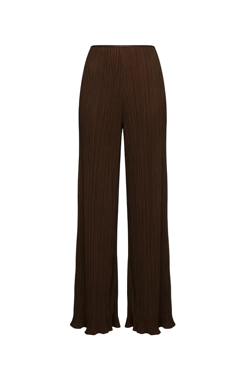 Brown Choza plissé pants by Maylé Vásquez, featuring a relaxed fit and pleated design, shown on a model.