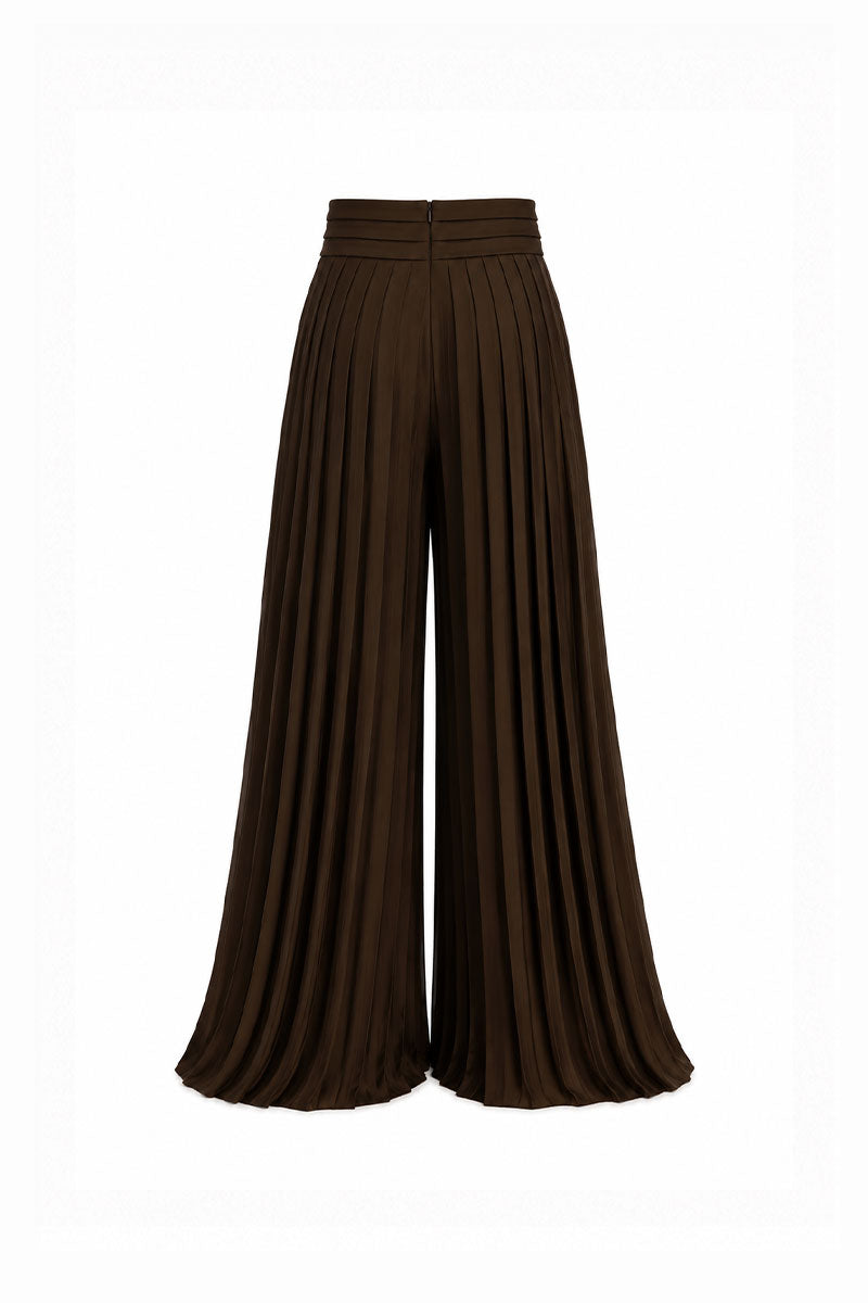 Maylé Vásquez CIBAENO pants in neutral fabric with a relaxed fit, shown in a close-up front view.
