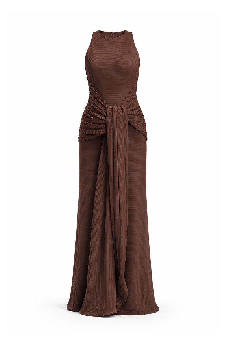 Brown maxi dress from Maylé Vásquez's Consta Dress collection, featuring a flowing design and elegant style.