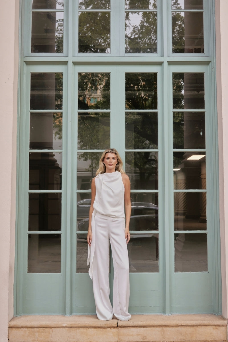 Tinta Latina Olivo Pants in White Pearl, stylish women's pants with a sleek fit and elegant design, shown in the image.