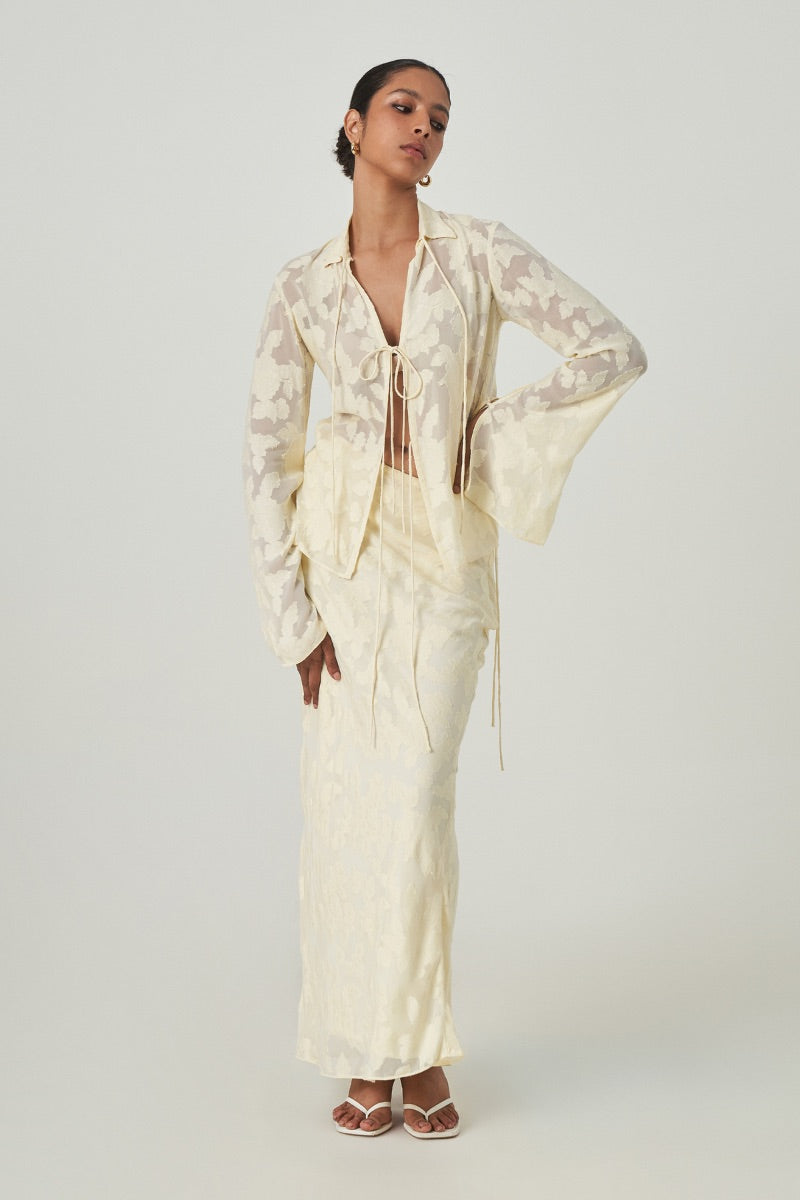 Light yellow Evora maxi skirt from Summer Away with flowing fabric and a relaxed fit, perfect for casual summer wear.