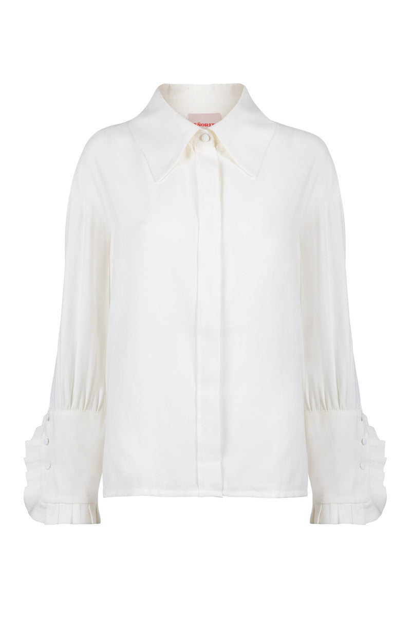 White Señorita Antonia blouse, stylish shirts with a relaxed fit, featuring a soft fabric and classic collar, displayed on a hanger.