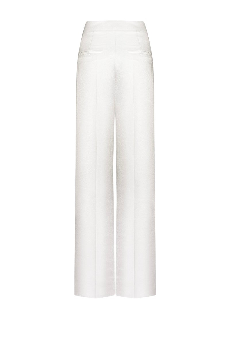 Lekieu CAEN white pants displayed on a model, featuring a relaxed fit and stylish design for casual wear.