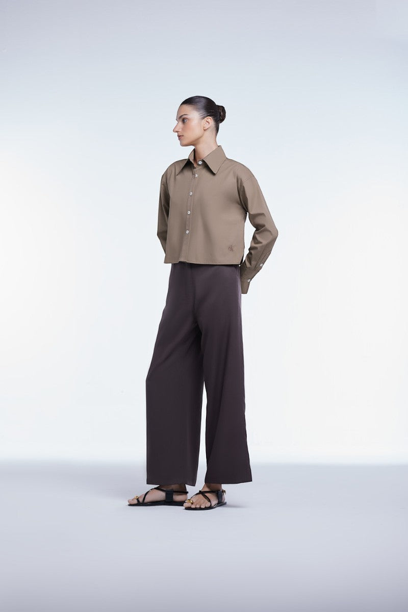 Dāl the Label cropped cotton button-down shirt displayed on a model, featuring a classic collar and long sleeves.