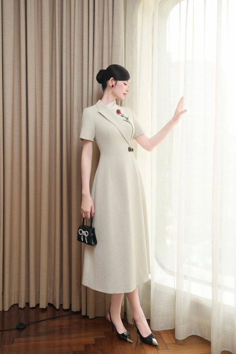 White Plan Donny midi dress with a fitted bodice and flowy skirt, displayed on a hanger.