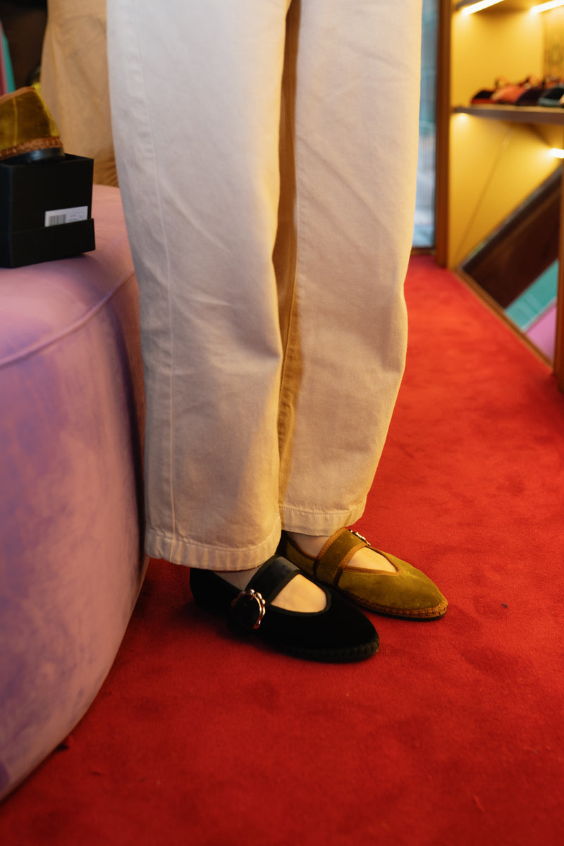 SOPHIE BLACK WITH BLACK PIPING AND BUCKLE CLOSURE