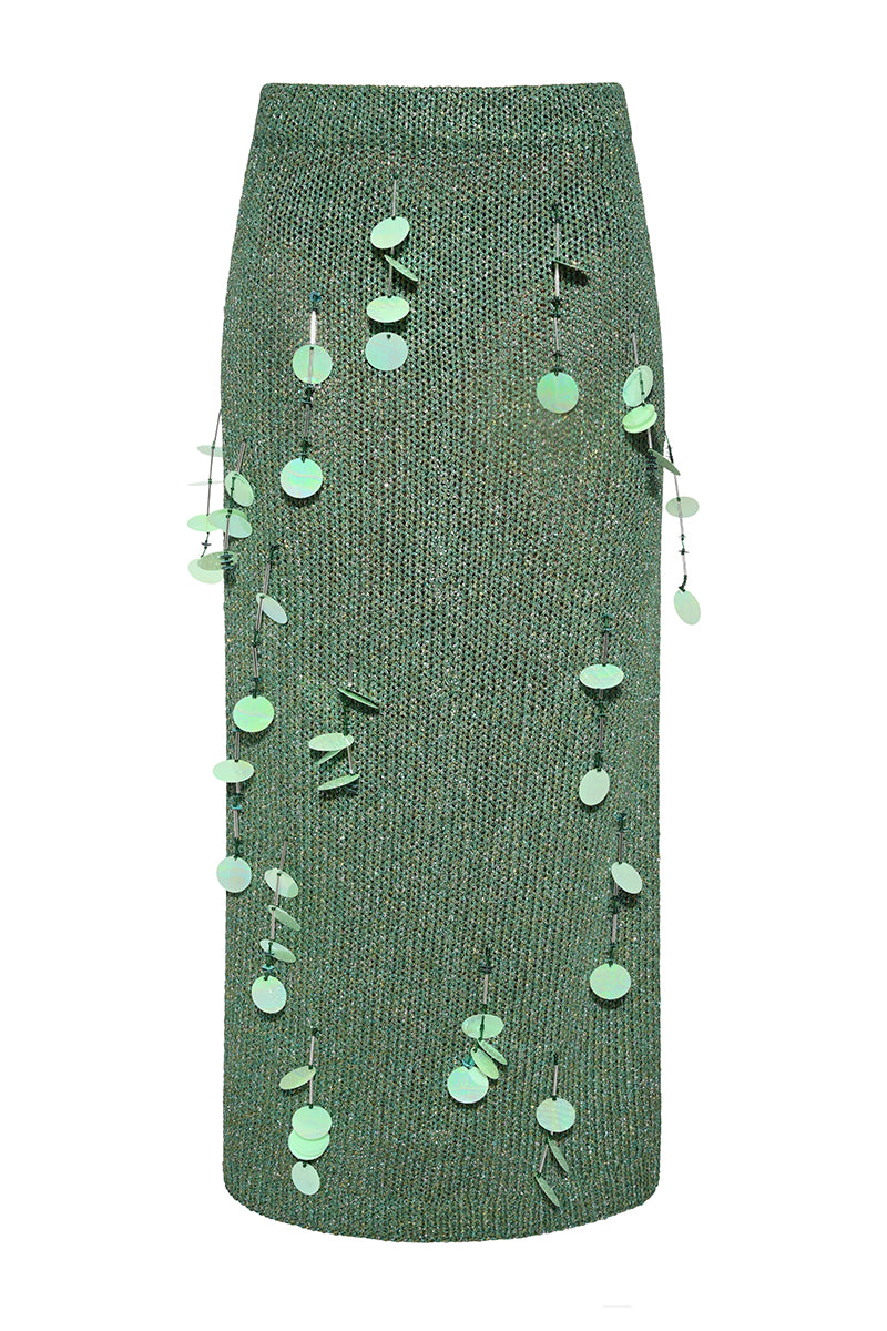 تنورة محبوكة يدوياً مزينة باللون الأخضر