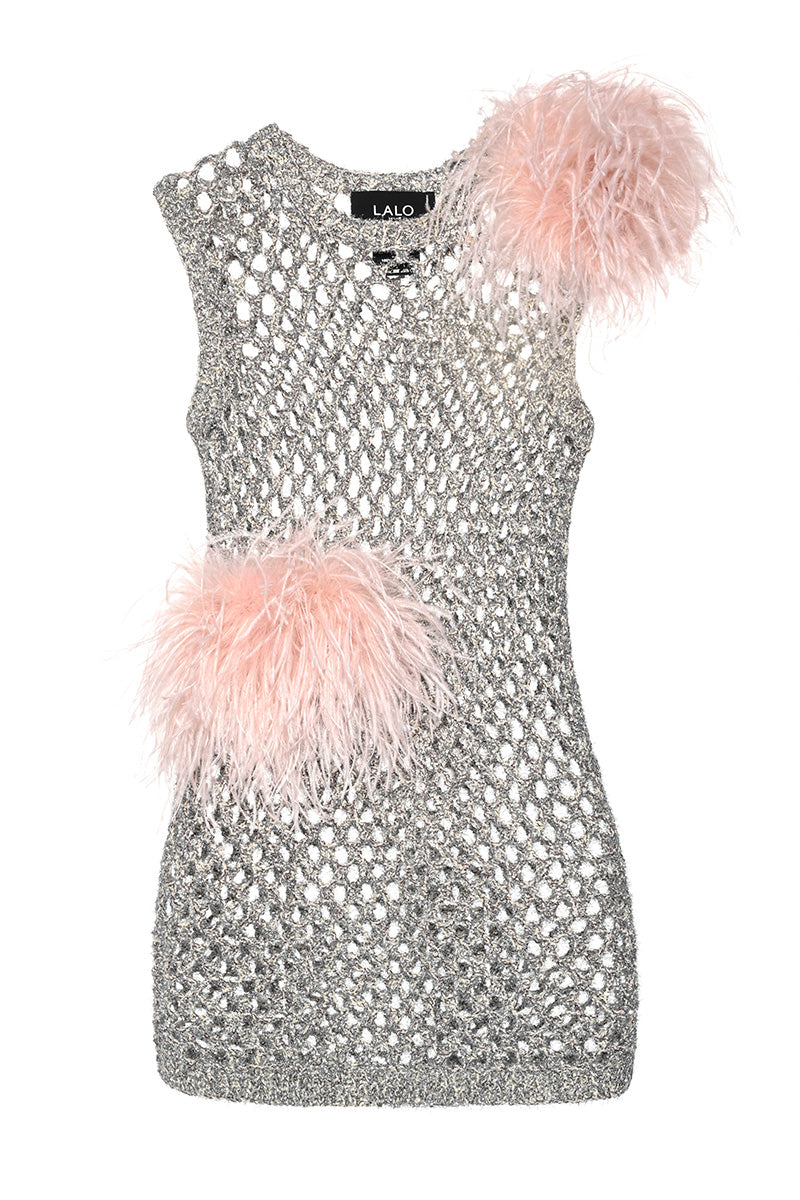 فستان قصير من قماش شبكي مزين بتفاصيل من الريش