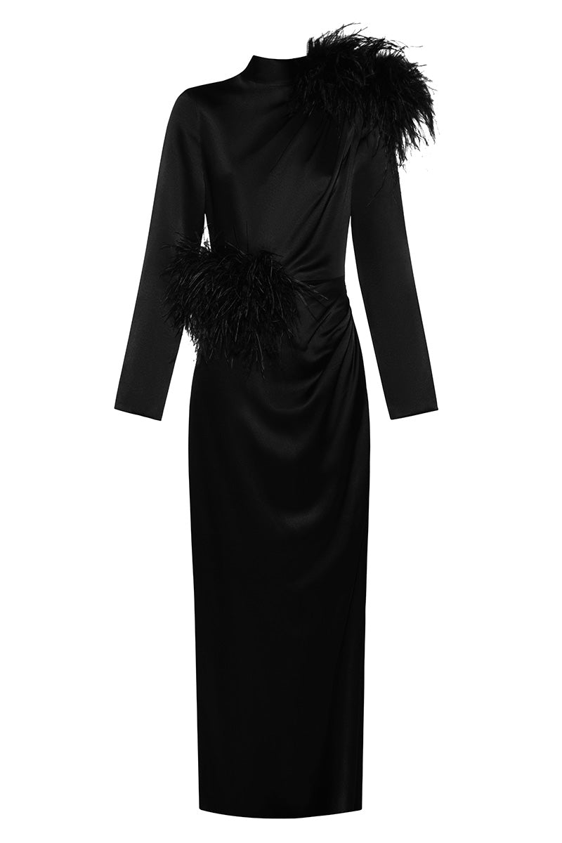 فستان أسود بأكمام طويلة وياقة عالية مزين بتفاصيل من الريش