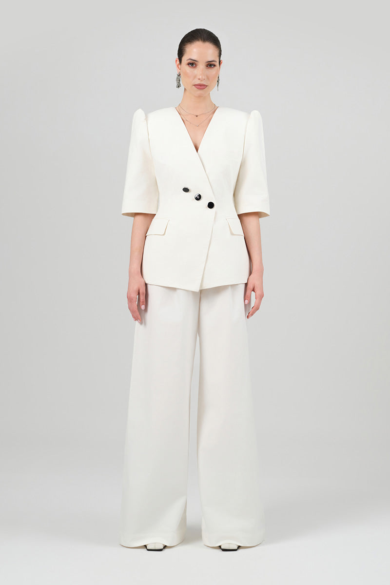 White Izakova BURA blazer, stylish tailored blazer with lapels and long sleeves, perfect for formal or casual wear.