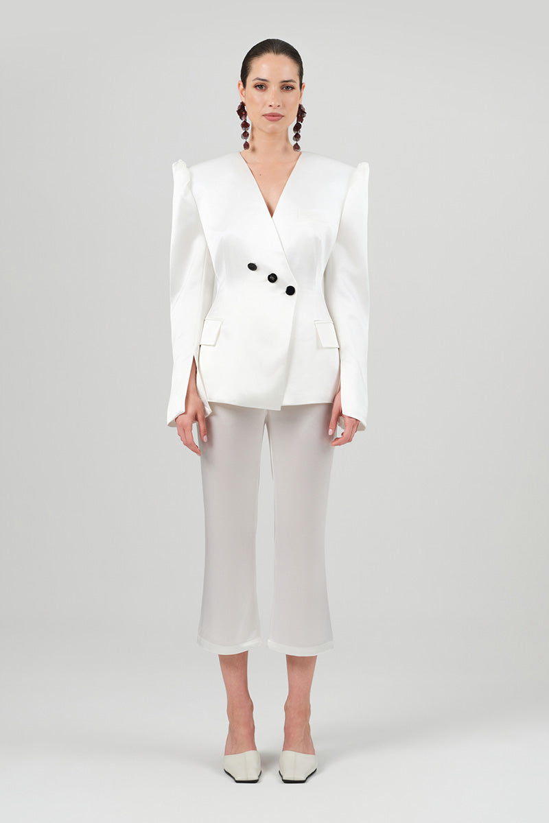 Izakova Azera white satin blazer, tailored blazer with sleek fit and elegant satin fabric, shown on a model.