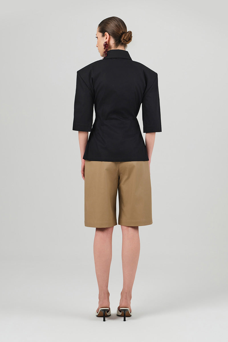 Izakova khaki pants with a relaxed fit, featuring a comfortable waistband and functional pockets, ideal for casual wear.