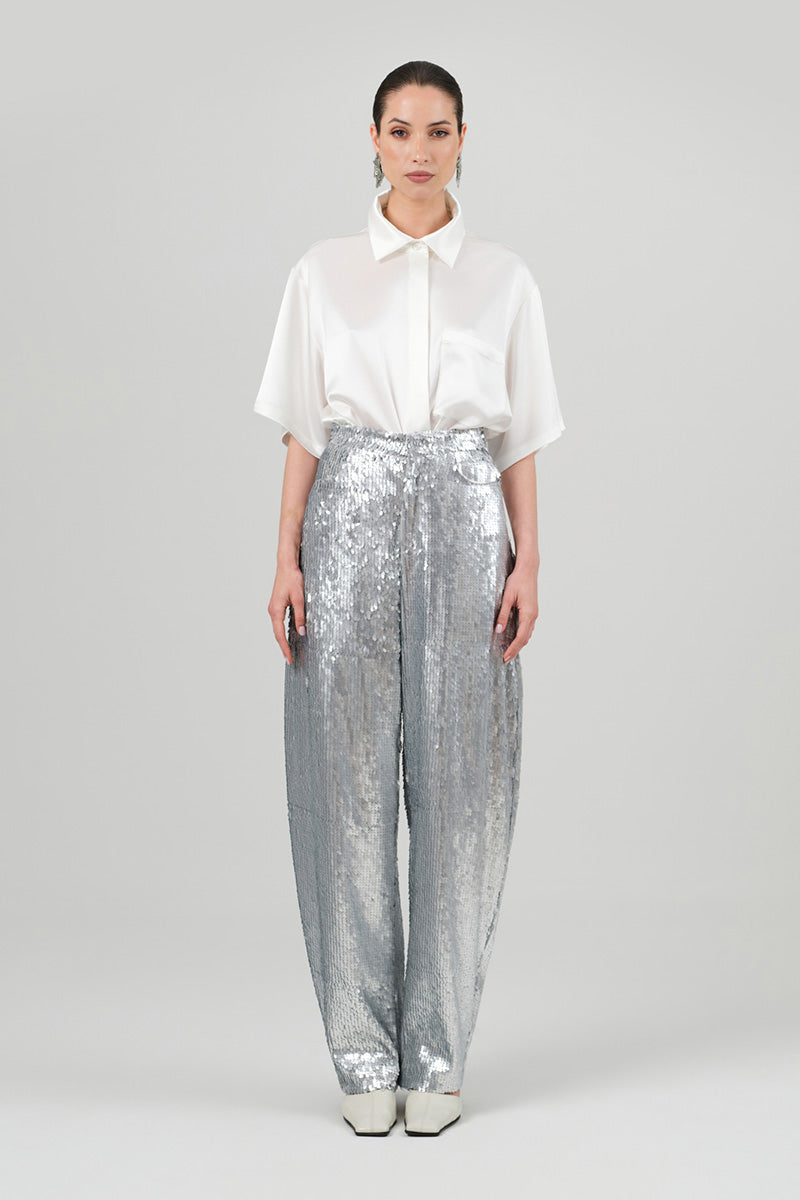 Izakova silver sequin jeans, stylish pants with shimmering sequins, fitted design, front pockets, and belt loops.