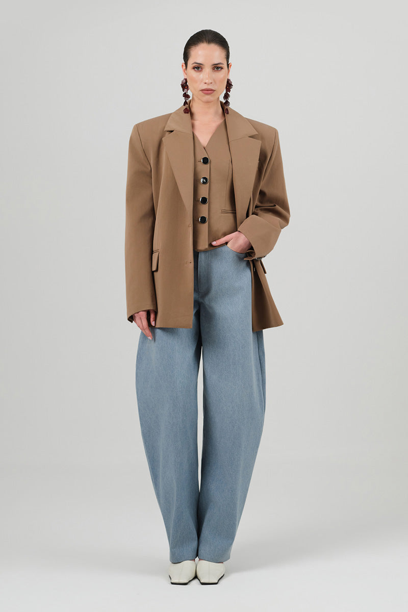 Izakova EMINA blazer in khaki, tailored blazer for women, featuring a structured fit and classic lapel collar.