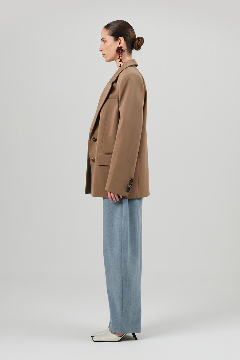 Izakova EMINA blazer in khaki, tailored blazer with a structured fit and lapel collar, shown on a model.
