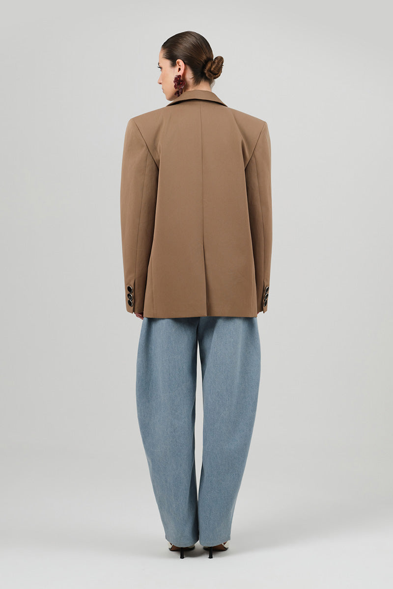 Izakova EMINA blazer in khaki, tailored blazer for women, featuring a fitted design and classic lapel collar.