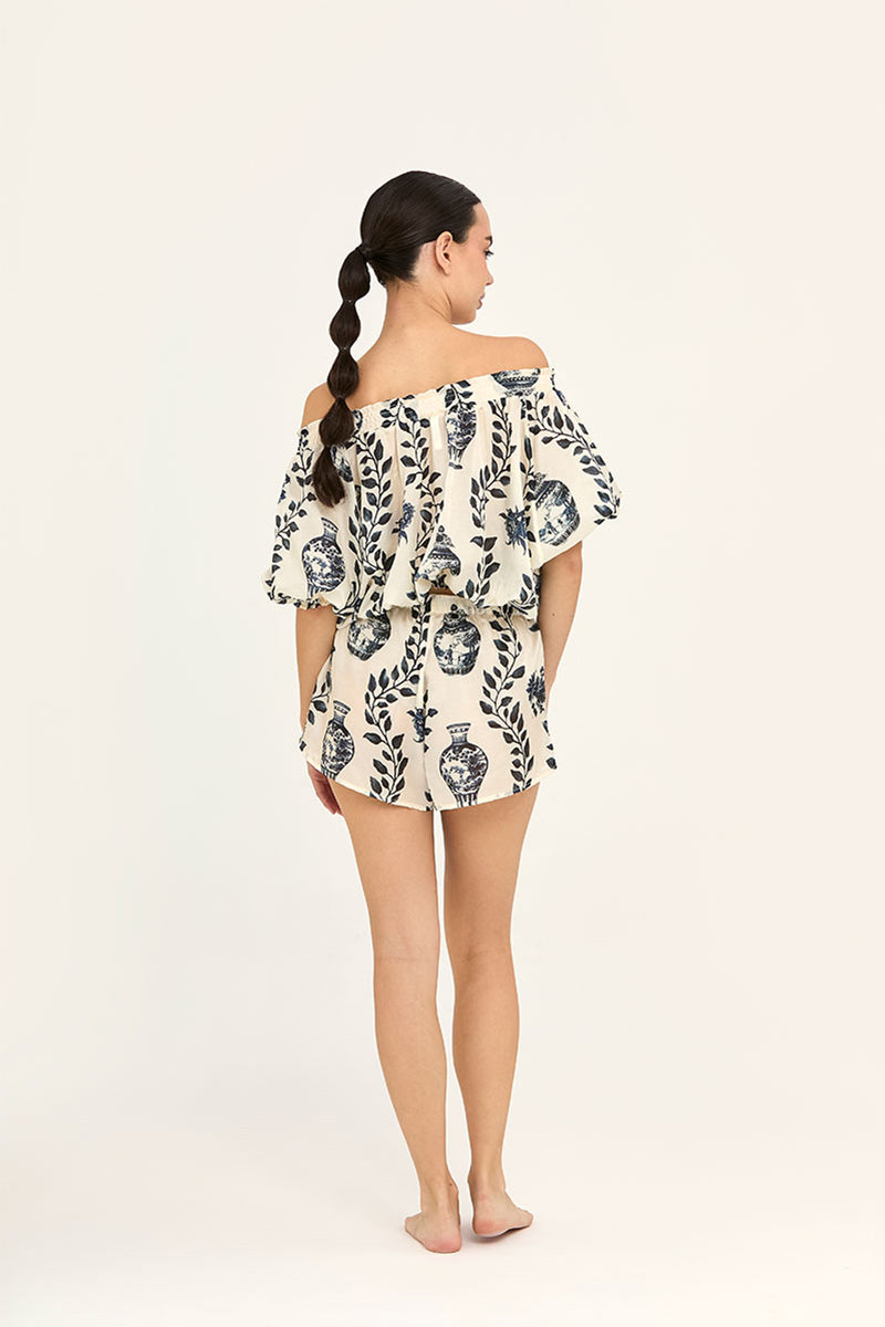 Aguaclara Dynastie crop top in vibrant fabric, featuring a stylish neckline and fitted design, perfect for casual wear.