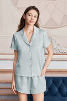 Manito Daisy women's silk short-sleeve pajama set, soft and elegant sleepwear with a floral design, perfect for comfortable nights.