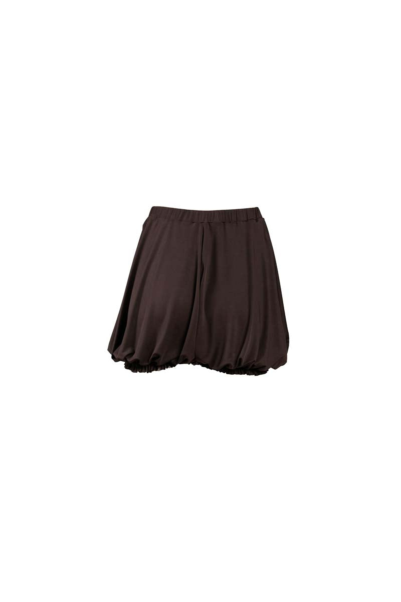 YASSMIN SALEH drift shorts in brown, casual men's shorts with a relaxed fit, featuring front and back pockets.
