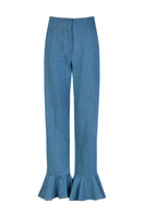 Señorita Emilia blue pants featuring a relaxed fit and stylish design, shown on a model. Perfect for casual and chic looks.