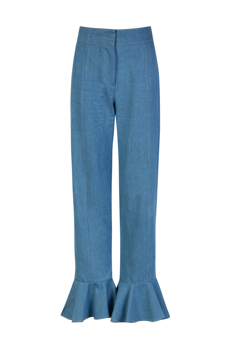 Señorita Emilia blue pants featuring a relaxed fit and stylish design, shown on a model. Perfect for casual and chic looks.