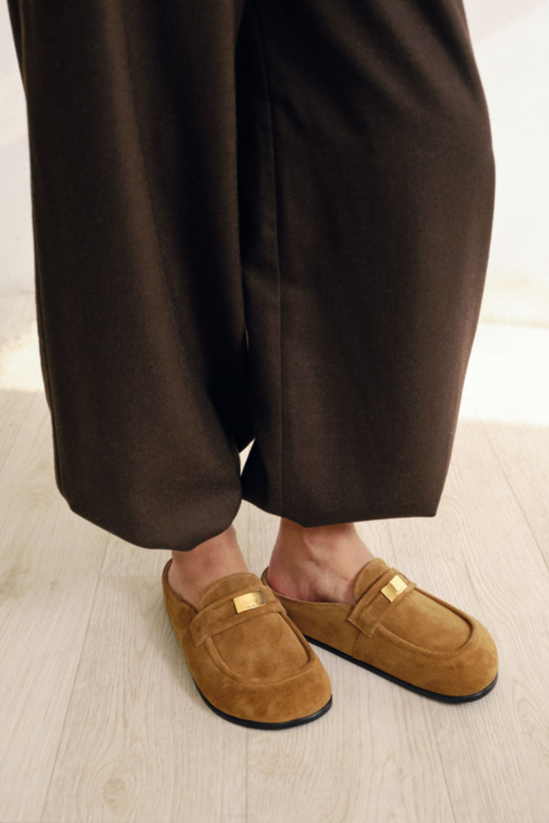 Light brown suede TUEAM'S Elune clogs, stylish and comfortable flats with a rounded toe and low heel, perfect for casual wear.