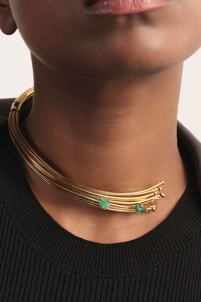 Gold emerald geo choker necklace by Fenomena featuring a stylish geometric design with vibrant green emerald accents.