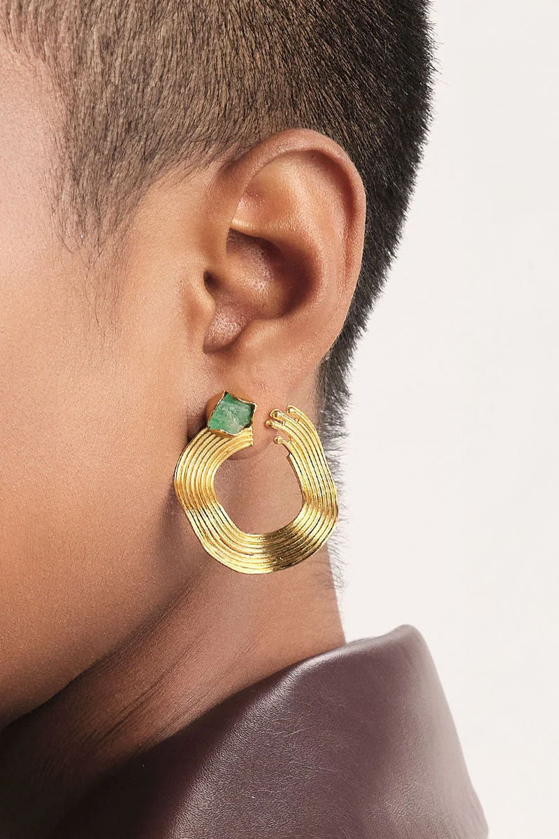 Gold earrings featuring emerald open mini wave design by Fenomena, showcasing elegant, flowing jewelry craftsmanship