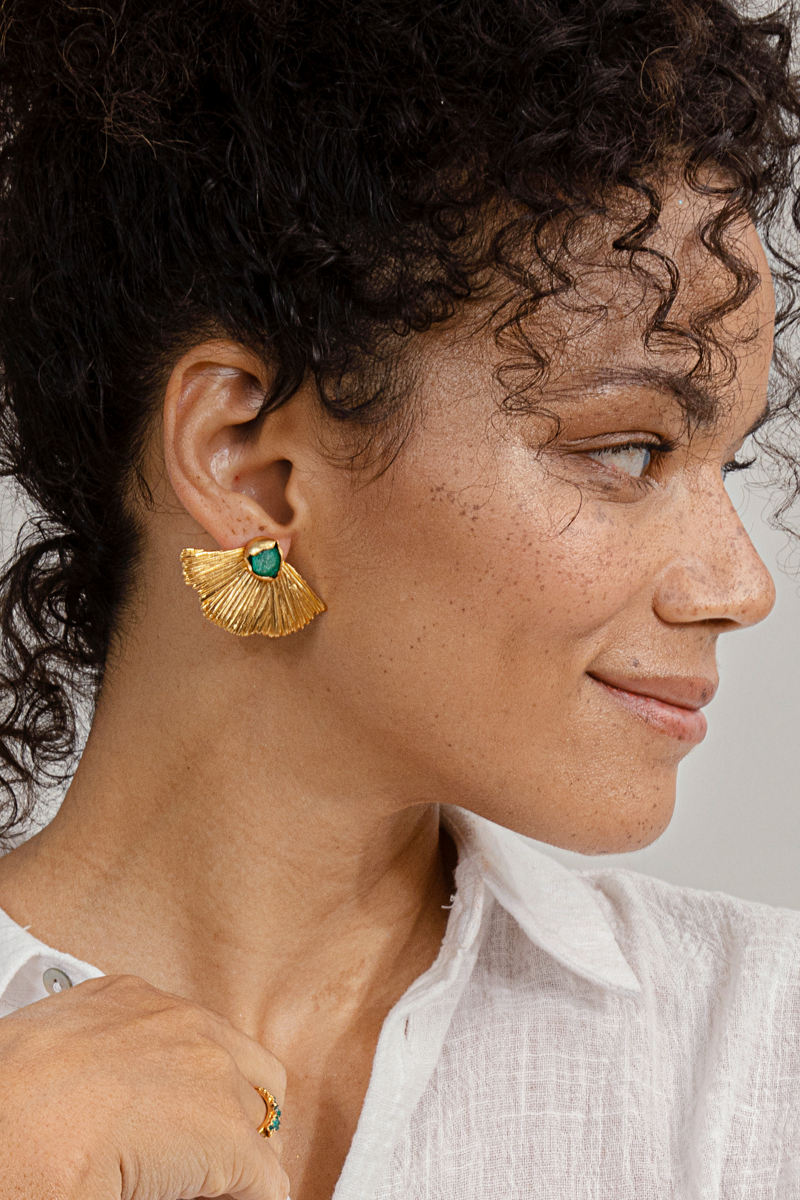 Gold emerald vertical wave earrings by Fenomena, front and back view showcasing intricate design and elegant craftsmanship.