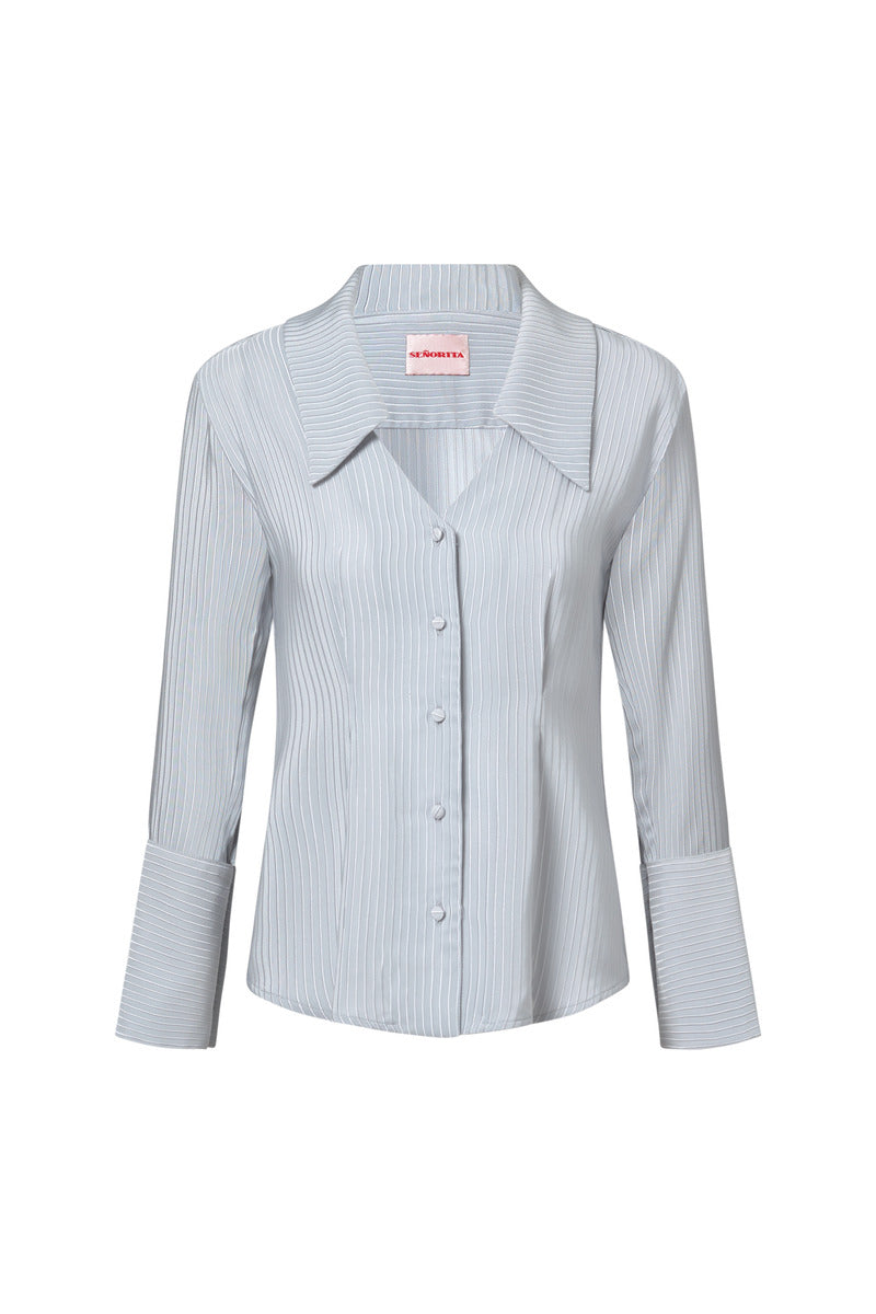 Señorita Alba gray blouse, stylish shirt with a relaxed fit, shown on a hanger against a neutral background.