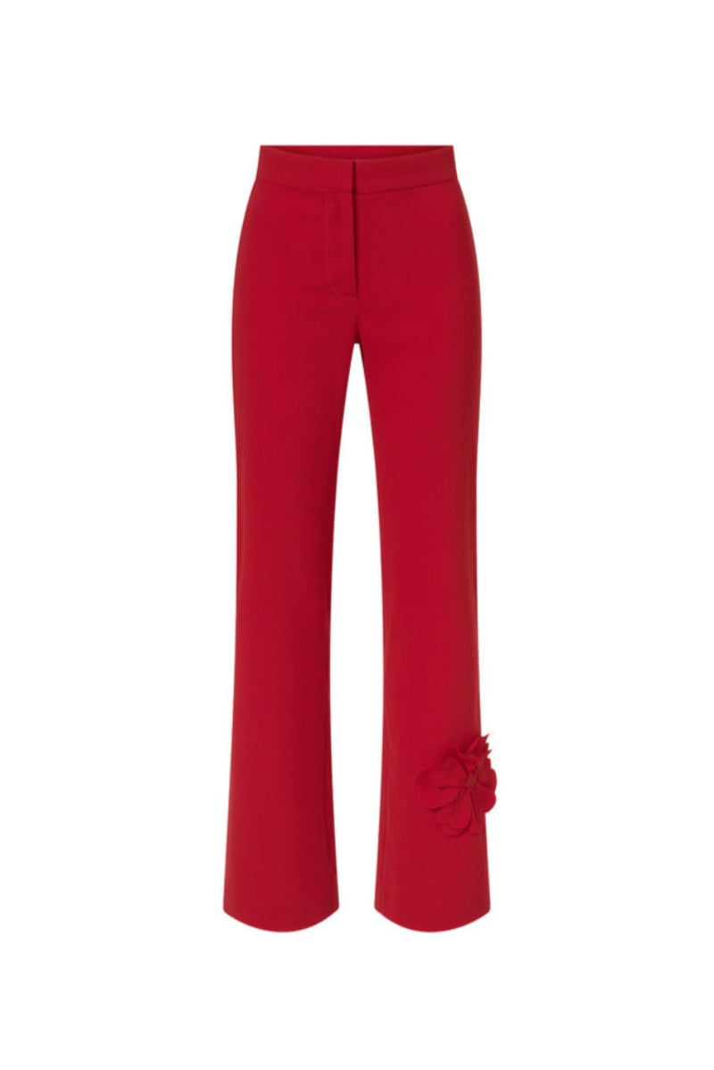 Señorita Teresa red pants with a tailored fit, showcasing the front view of the stylish, vibrant women's pants.