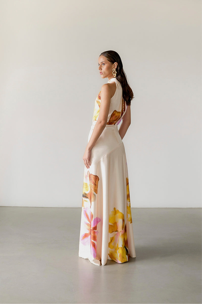 Floral TINTA LATINA Fiore maxi dress with vibrant floral pattern, flowing fabric, and elegant design for summer wear.