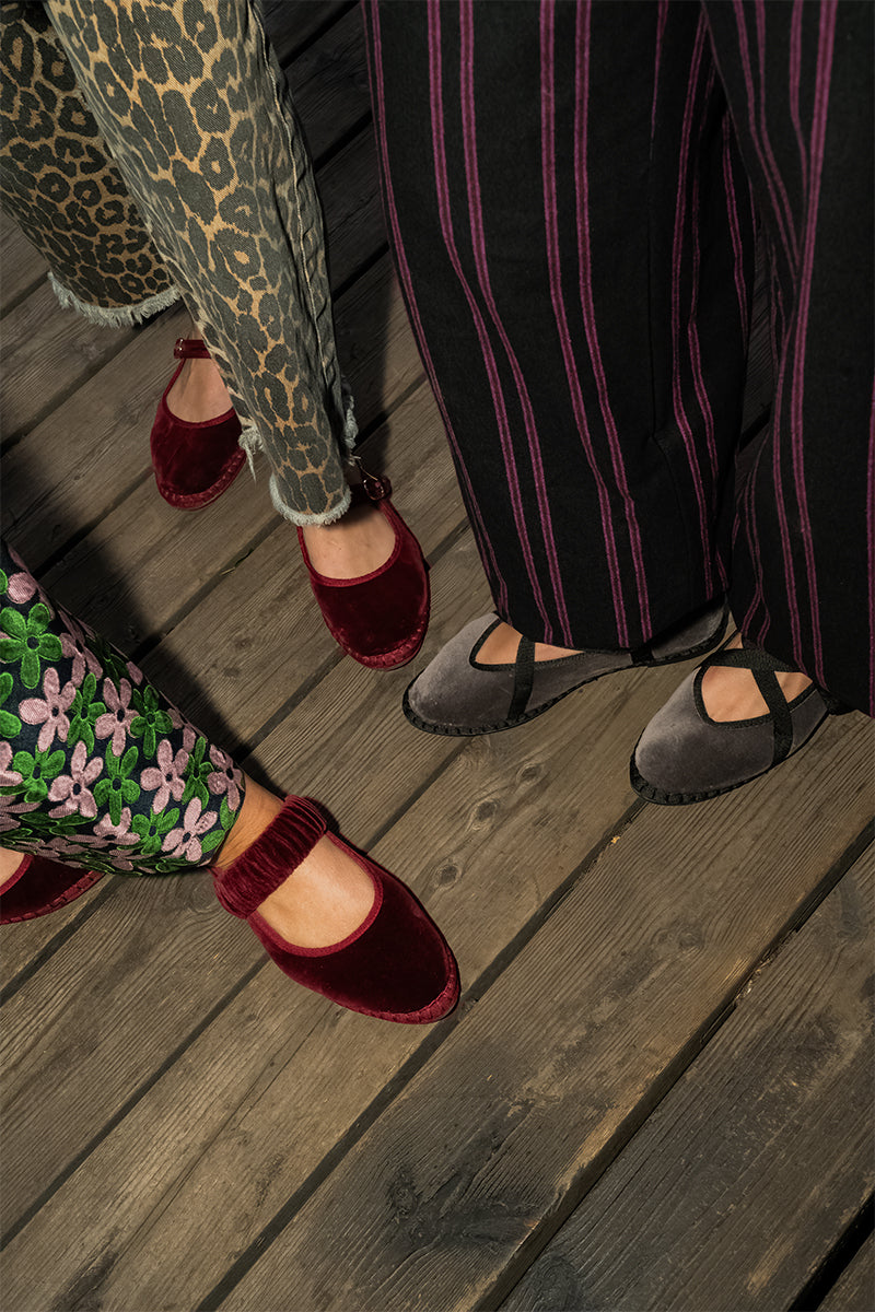 Flabelus Mafalda burgundy flats with brown piping, showcasing stylish slip-on footwear with a sleek design and comfortable fit.